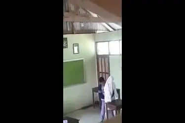 Gadis Siswi Cantik Pasrah Goyang Di Kelas poster