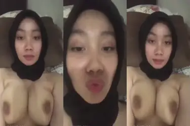 Ukhti Kirana Hijab Cantik Pasrah Di Kasur poster